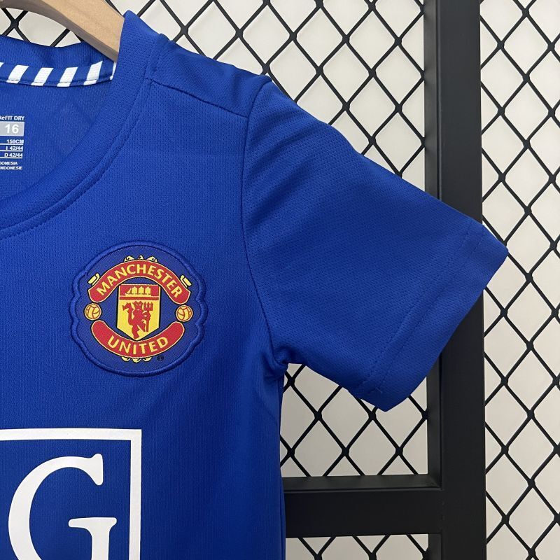Blue kids jersey sleeve with Manchester United crest patch detail