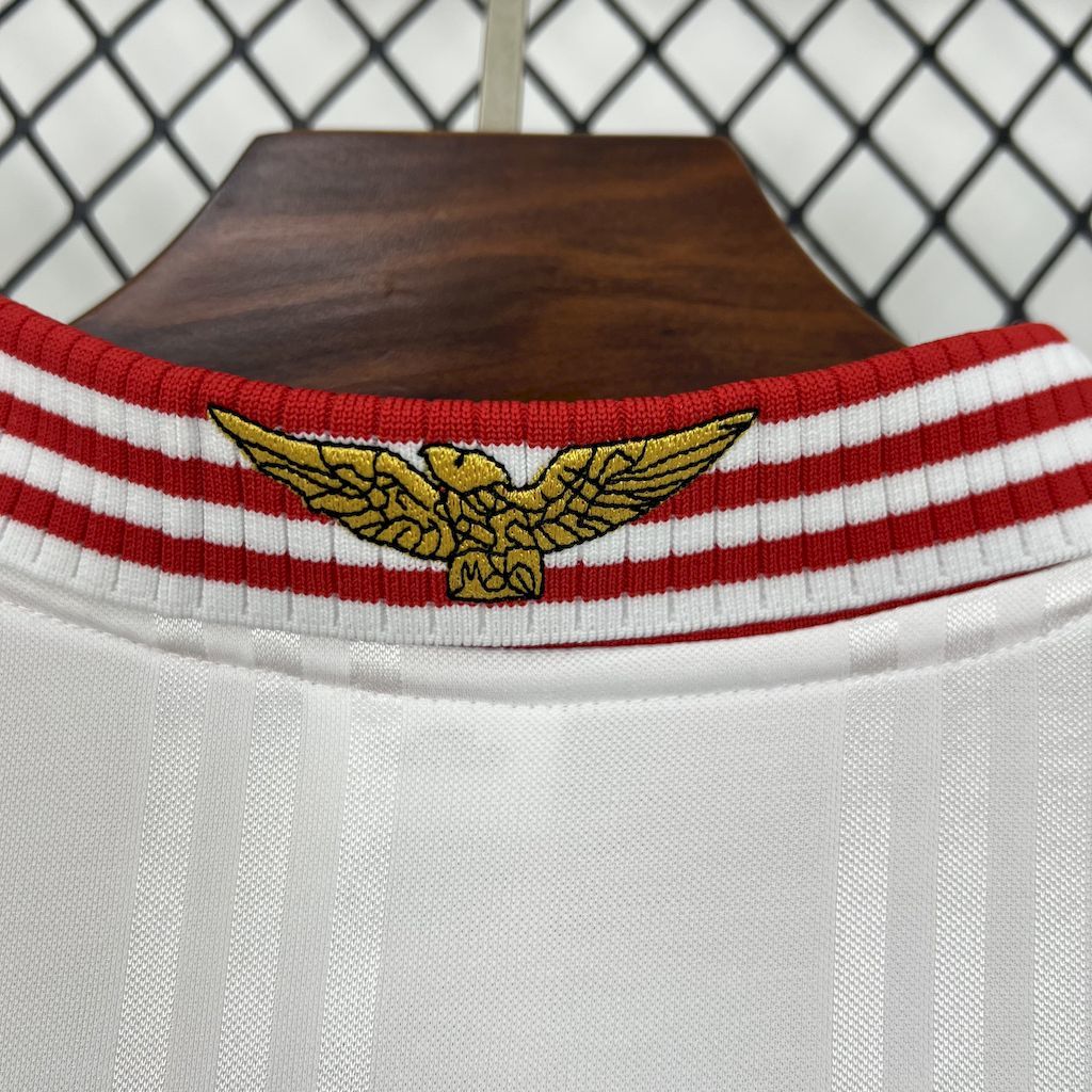 White ribbed collar with red stripes and Benfica eagle crest