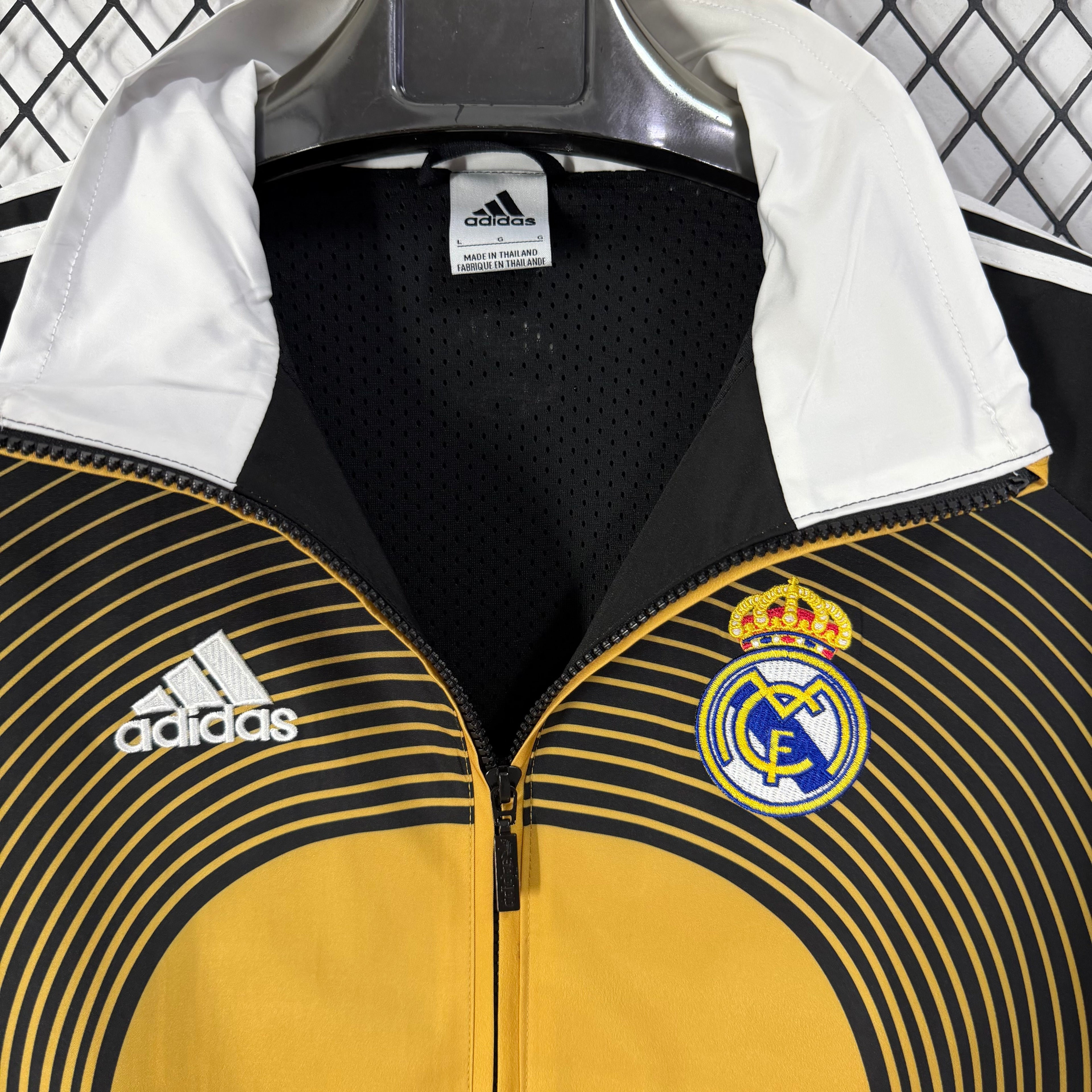 Real Madrid 2006/07 Black/Gold Windbreaker - Retro