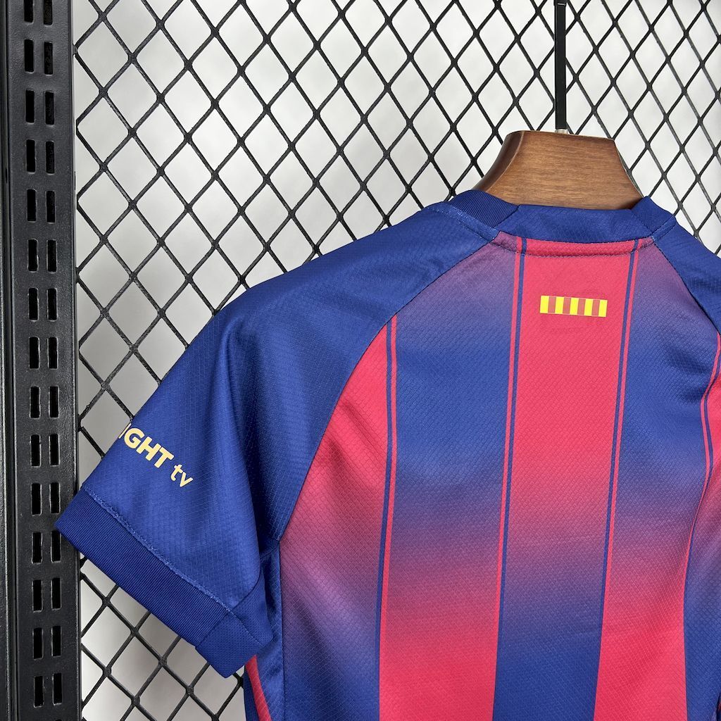 Kids FC Barcelona home jersey back: blue shirt with red-blue vertical stripes and yellow tag