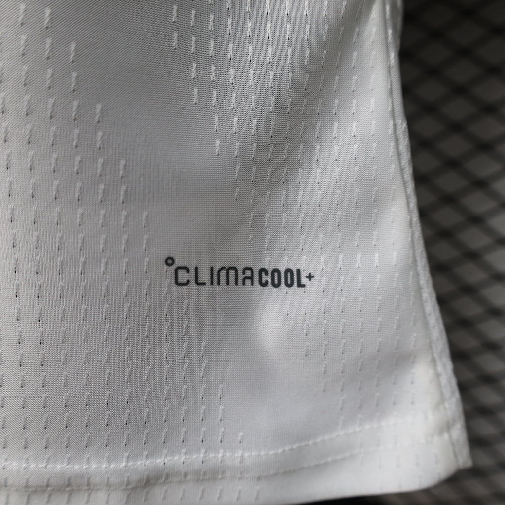 White jersey hem with climacool+ label