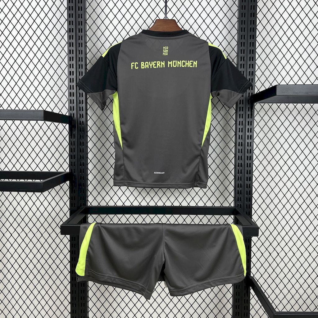 Bayern Munich 2025/26 Black Goalkeeper - Kid Kit