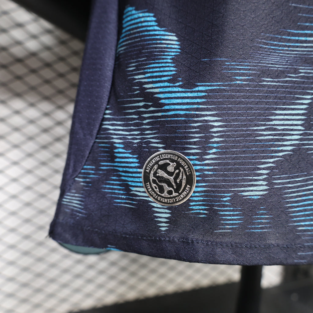 Jersey hem with round badge on navy-and-blue abstract pattern