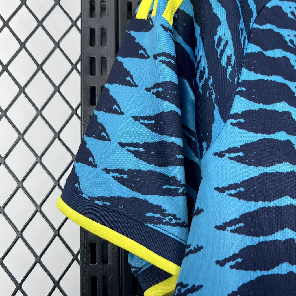 Blue short-sleeve jersey with yellow edge trim and side view of patterned fabric