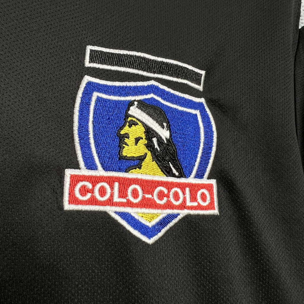 Colo-Colo crest on black jersey with blue shield and red Colo-Colo ribbon