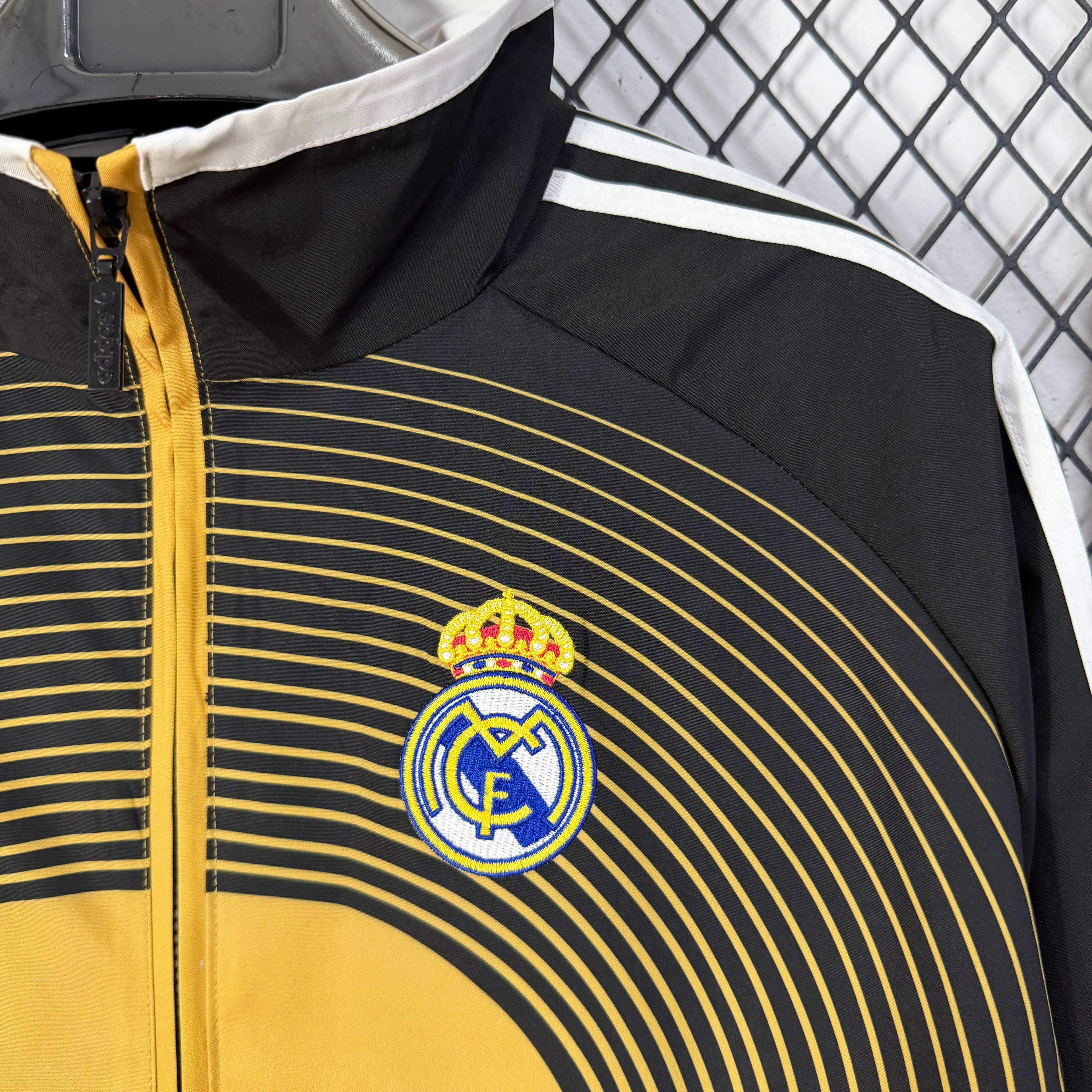 Real Madrid 2006/07 Black/Gold Windbreaker - Retro