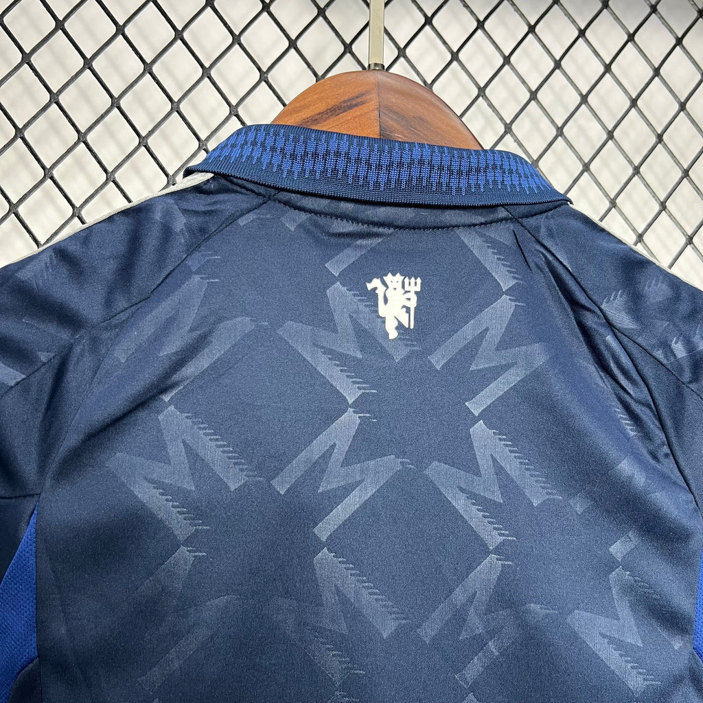 Manchester United kid away jersey back close-up, dark navy star pattern