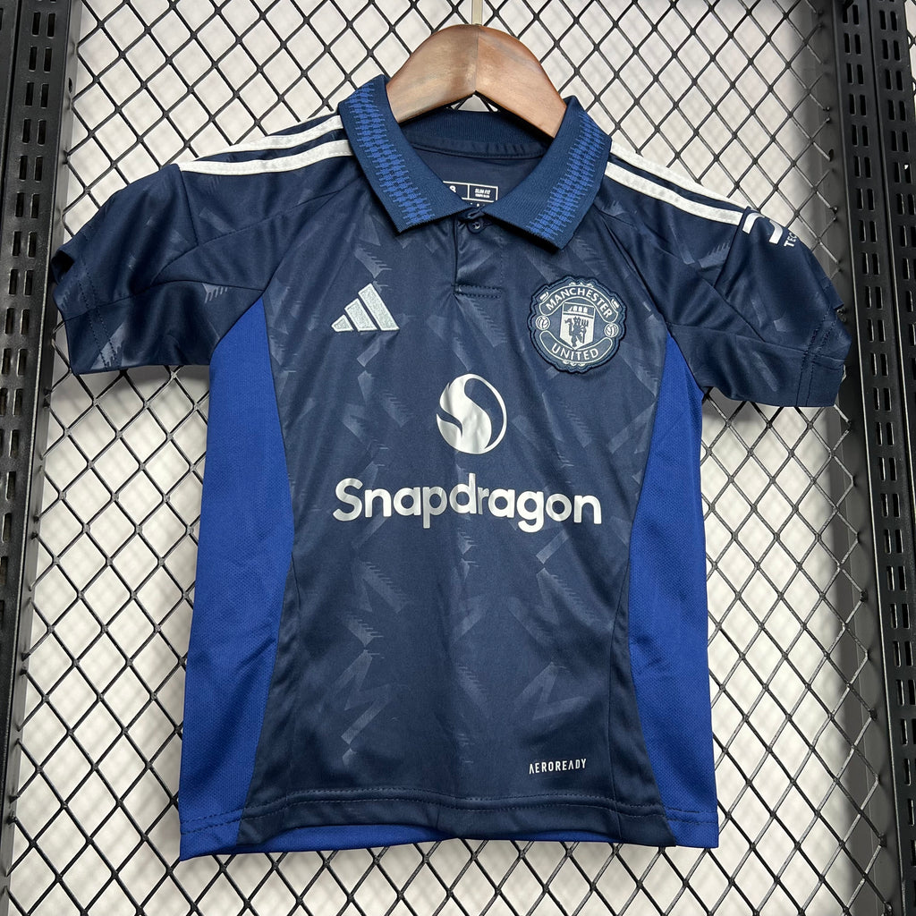 Manchester United kid away jersey front, navy with blue sides and Snapdragons logo