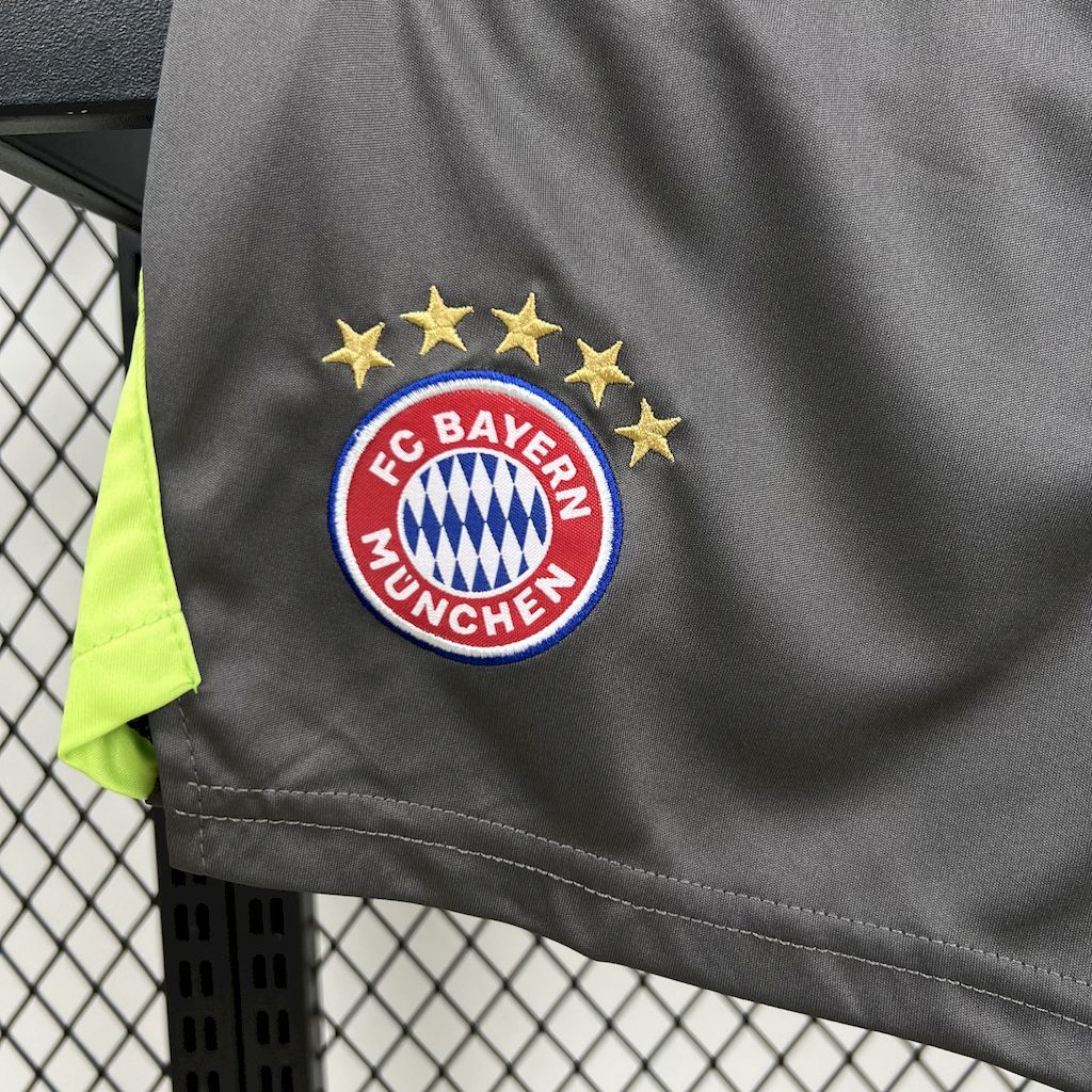 Bayern Munich 2025/26 Black Goalkeeper - Kid Kit