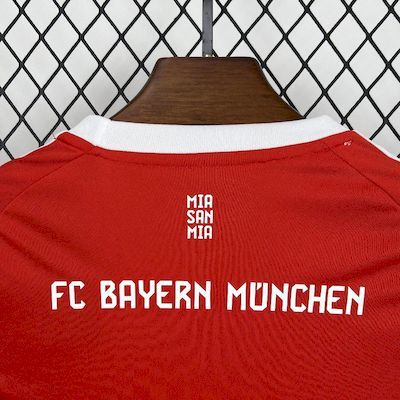 Kids red home jersey back with FC BAYERN MUNCHEN print and crew collar
