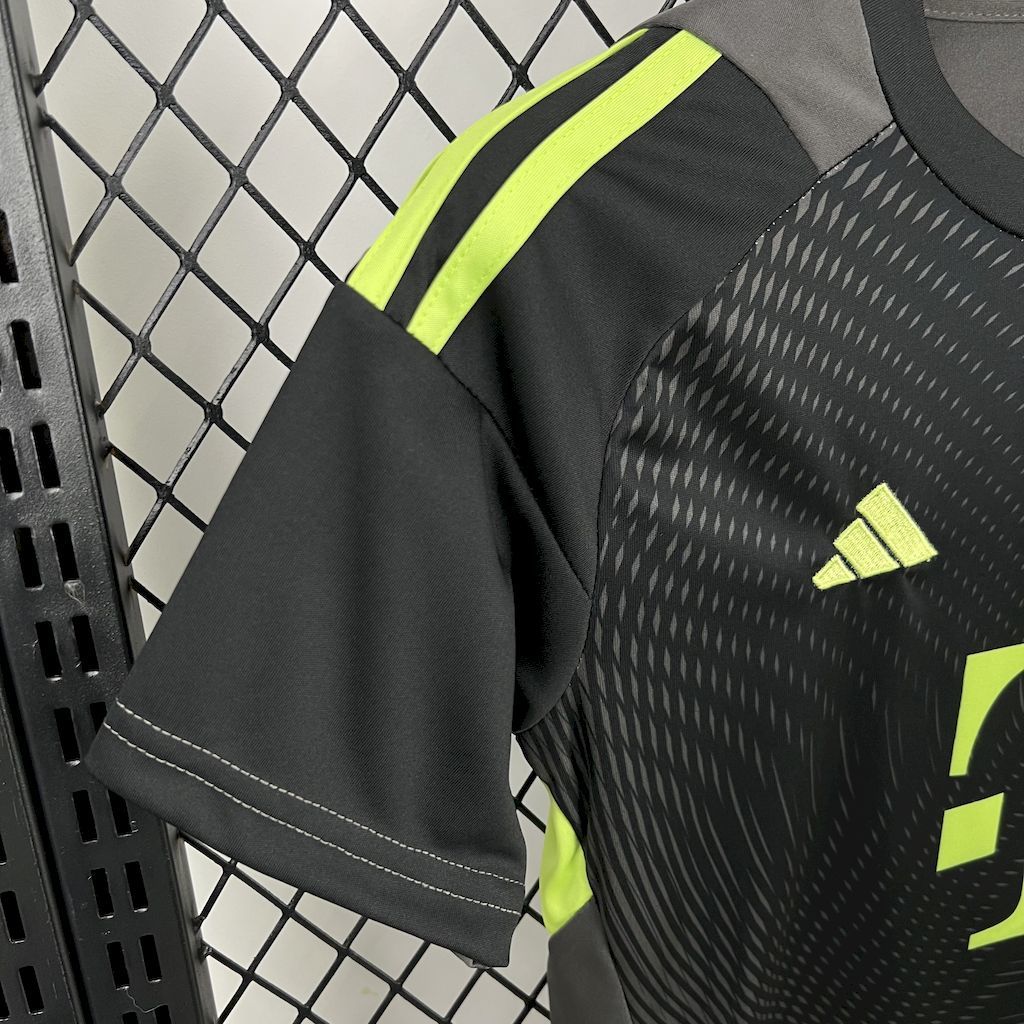 Bayern Munich 2025/26 Black Goalkeeper - Kid Kit
