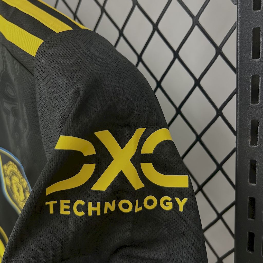 Women's third jersey sleeve, 'TECHNOLOGY' print and yellow/blue stripes on dark fabric.