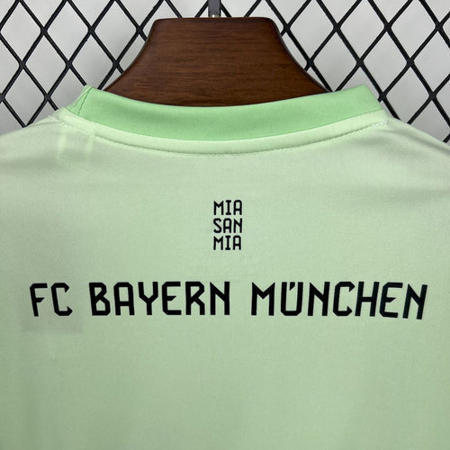 Bayern Munich green kid goalkeeper jersey with FC Bayern München back print