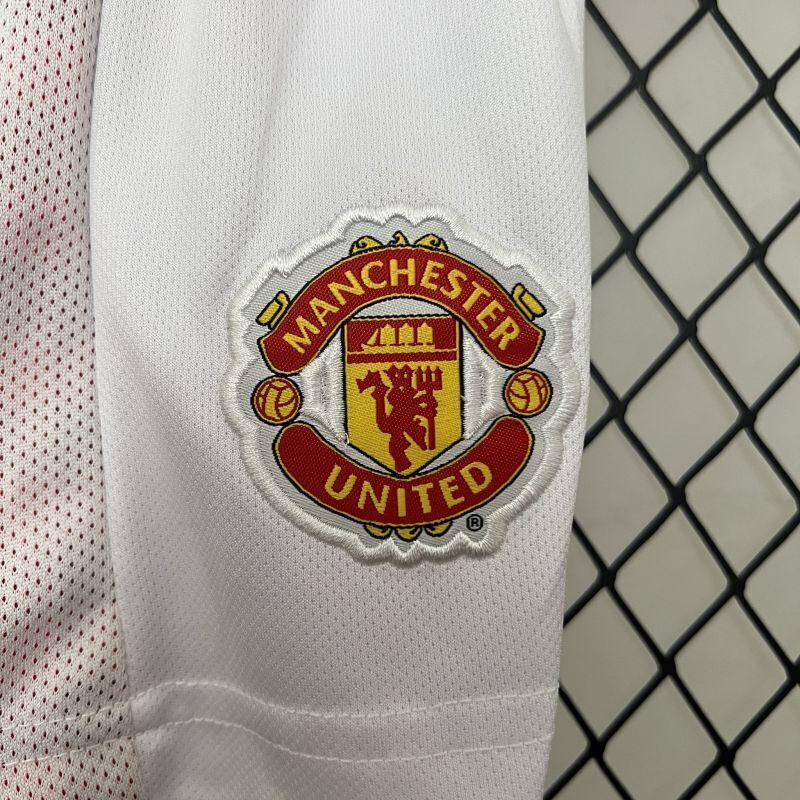 Kids white Manchester United shorts with embroidered club crest