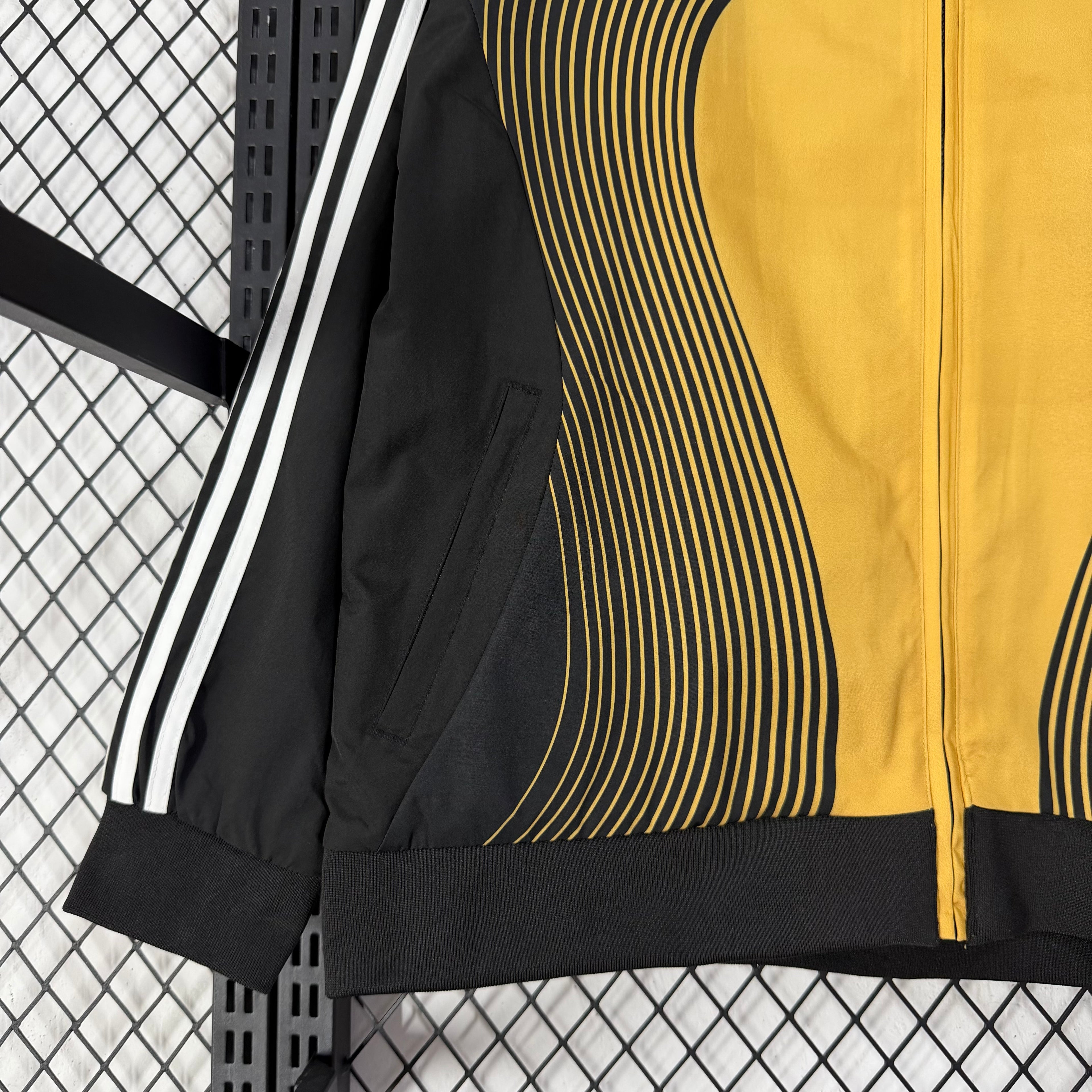 Real Madrid 2006/07 Black/Gold Windbreaker - Retro