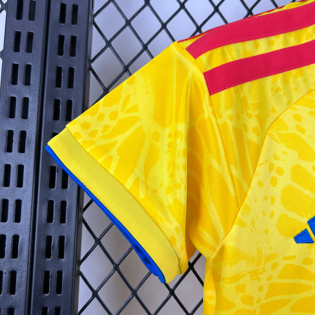 Yellow jersey sleeve edge with blue cuff and textured pattern