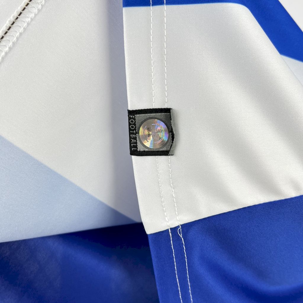 Short-sleeve soccer jersey cuff with stitched seam and circular fabric brand patch