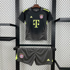 Bayern Munich 2025/26 Black Goalkeeper - Kid Kit