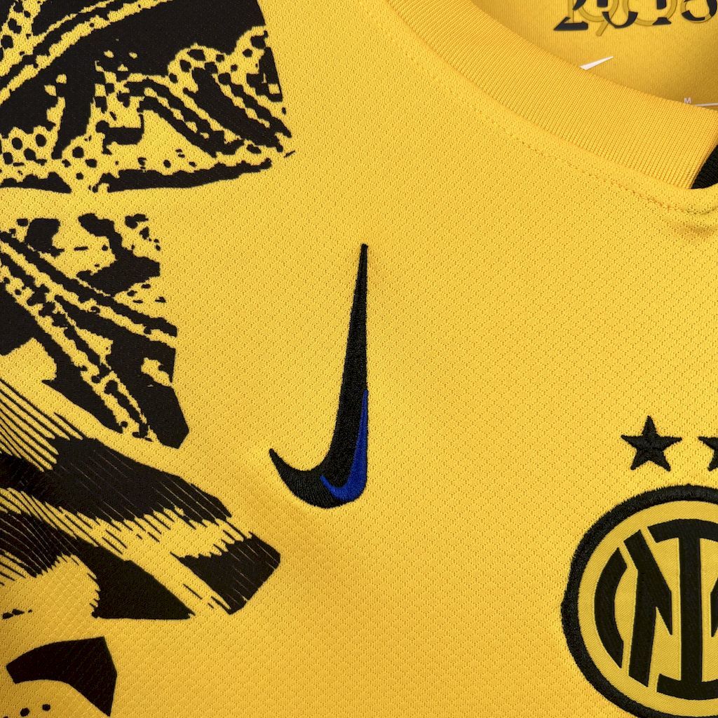 Yellow jersey close-up: Nike swoosh and Inter star details on black print