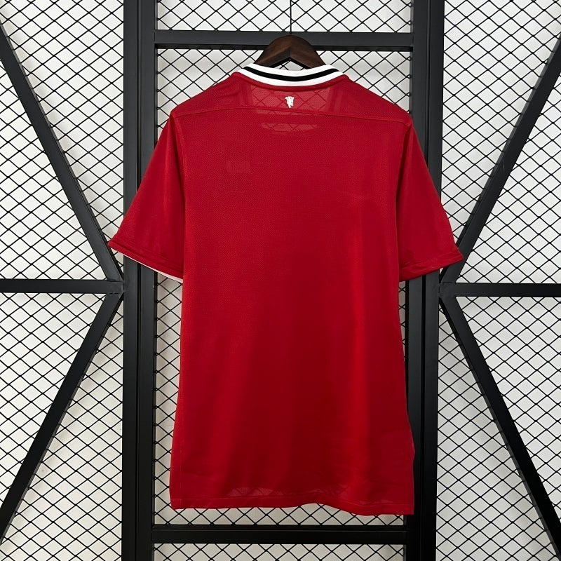 Manchester United 2011/12 home soccer jersey, red short-sleeve with ribbed crew collar